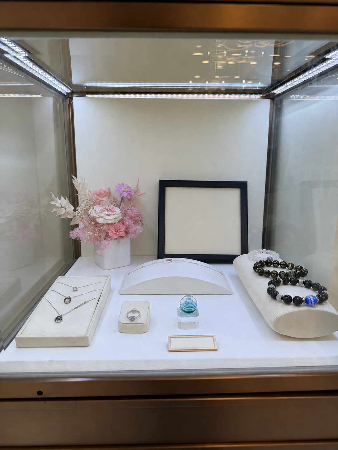 永恆生命臺中北區珠寶級骨灰琉璃紀念飾品實品展示櫃