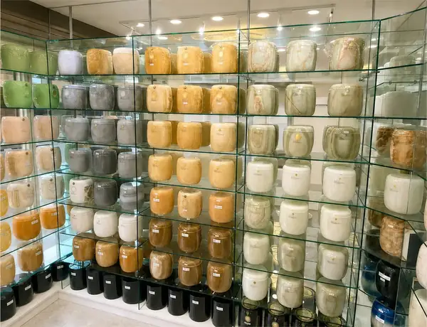永恆生命臺中北區門市實景：天然玉石陳列櫃